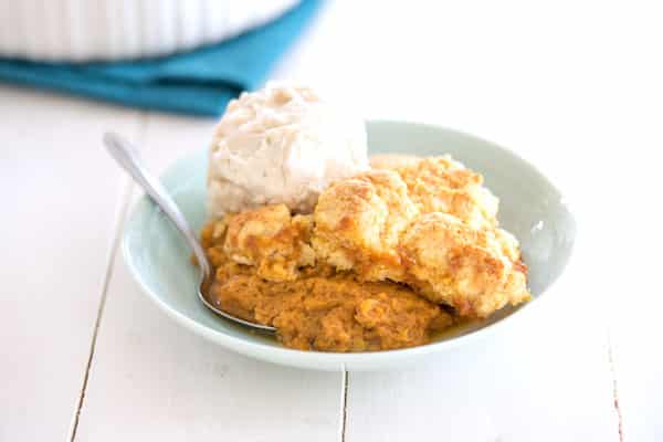 ¡La receta de Pumpkin Cobbler es el postre perfecto para el otoño y más fácil que el pastel! | #dessert #thanksgiving #pumpkin #cobbler #recipe