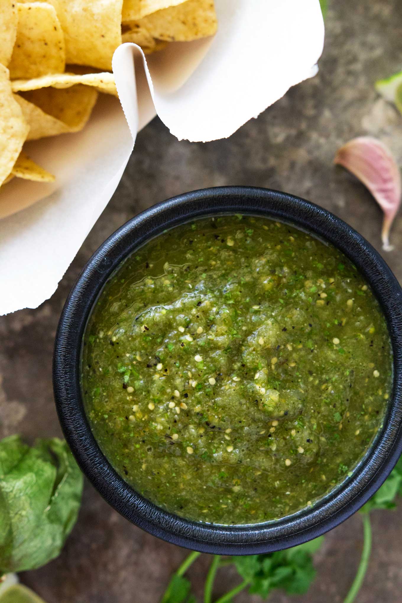 Esta salsa verde asada es tan fácil de lanzar junto con un procesador de alimentos o una licuadora. ¡Hay ingredientes mínimos en esta receta mexicana auténtica fácil, pero deliciosa y clásica!