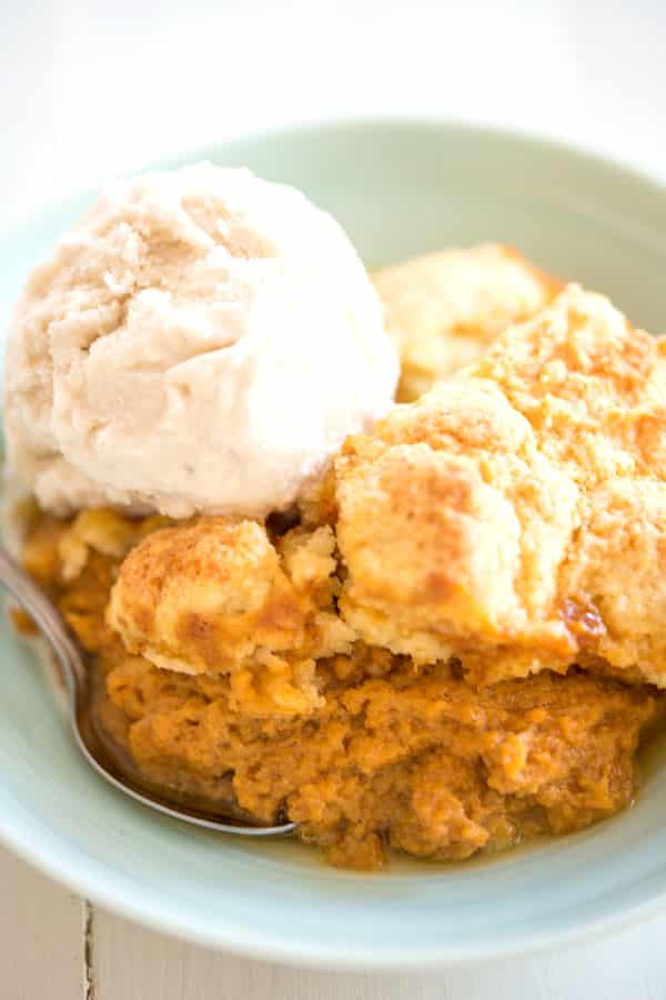 ¡La receta de Pumpkin Cobbler es el postre perfecto para el otoño y más fácil que el pastel! | #dessert #thanksgiving #pumpkin #cobbler #recipe
