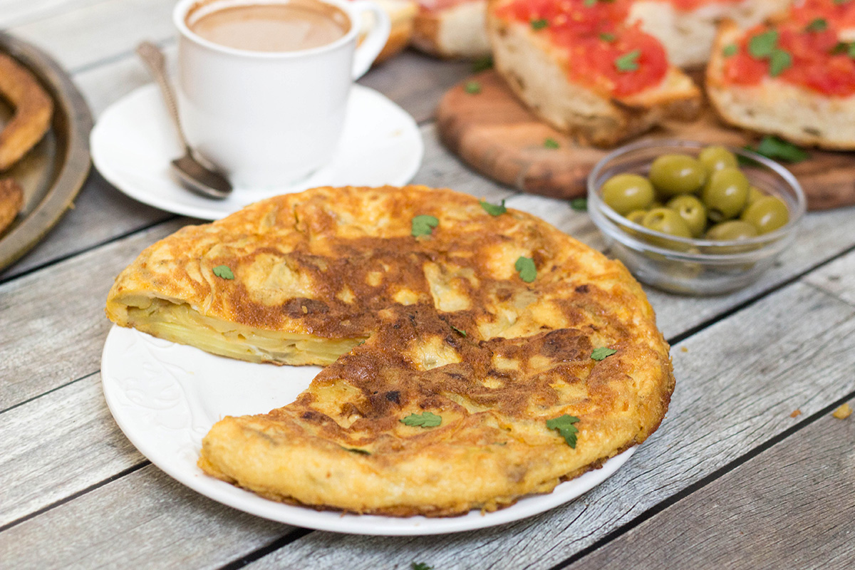 ¡Una mirada al tradicional desayuno español que incluye la famosa tortilla de papas, churros y chocolate caliente, y una gran variedad de deliciosos sándwiches!