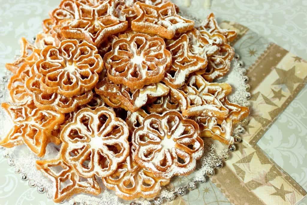 Galletas fritas de roseta de copo de nieve con repostería azúcar en polvo - kudoskitchenbyrenee.com
