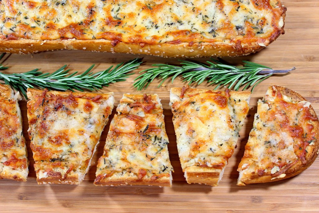 El pan de queso de romero y ajo asado funciona igual de bien como un delicioso aperitivo, guarnición o entrante sin carne.