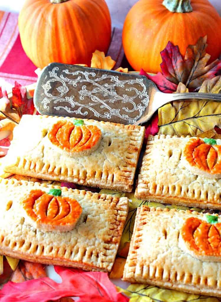 Imagen vertical de lindos pasteles de calabaza en un plato con una espátula para servir el resumen de recetas de postres de Acción de Gracias