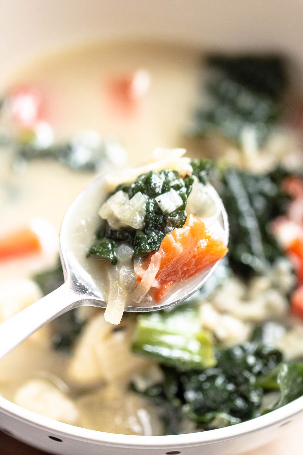 Zuppa Toscana Vegetariana. ¡Ahora puedes tener tu sopa favorita de Olive Garden en casa con esta saludable Zuppa Toscana! ¡Es la comida realmente reconfortante lo mejor!