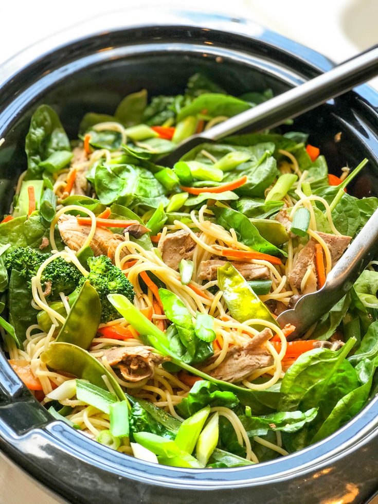 Fácil y saludable olla de cocción lenta Lo Mein con verduras