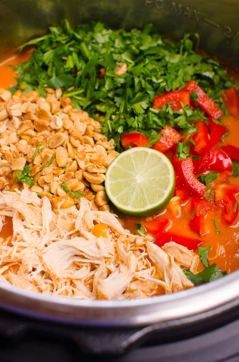 Sopa de pollo instantánea fácil, cremosa y reconfortante, que está llena de verduras escondidas. Incluye instrucciones de cocina y olla de cocción lenta.