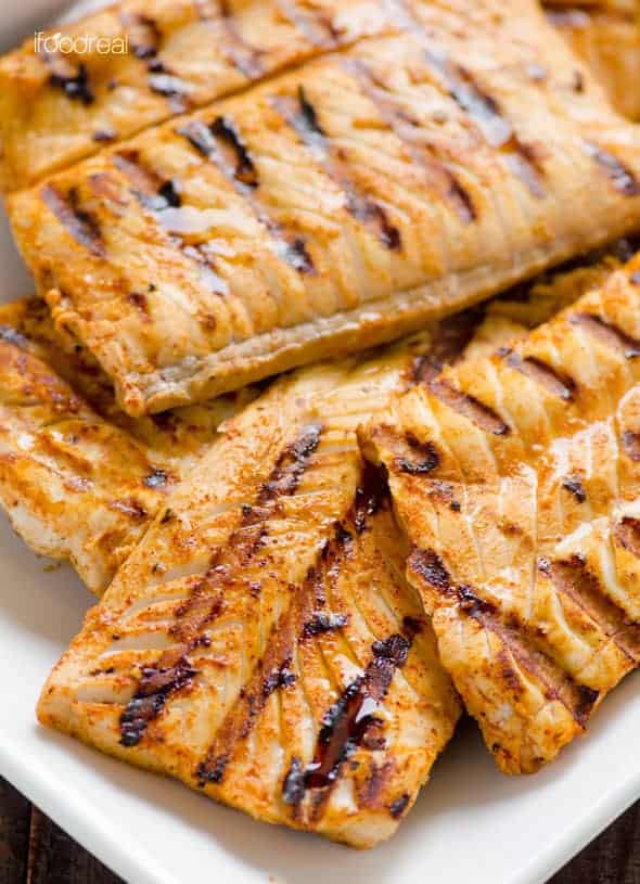 Tacos de pescado a la parrilla La receta con salsa de mango de fresa se puede preparar con cualquier pescado blanco firme como la tilapia, el bacalao o el mahi mahi. Tacos de pescado saludables en 30 minutos a toda la familia les encantará.