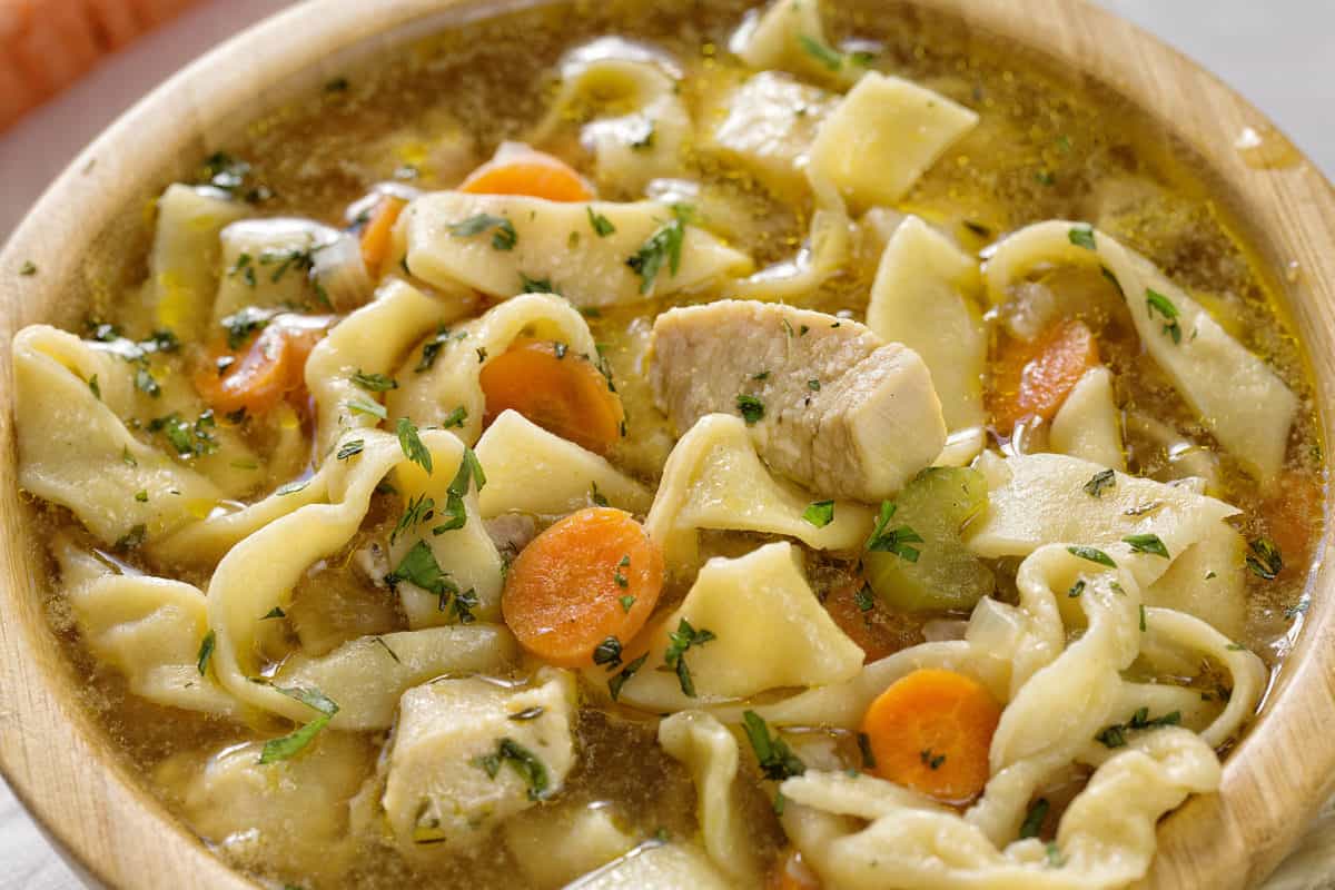 Sopa de fideos con pollo