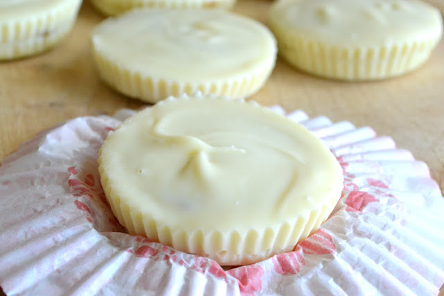 (Para morirse) Tazas de mantequilla de nuez y chocolate blanco
