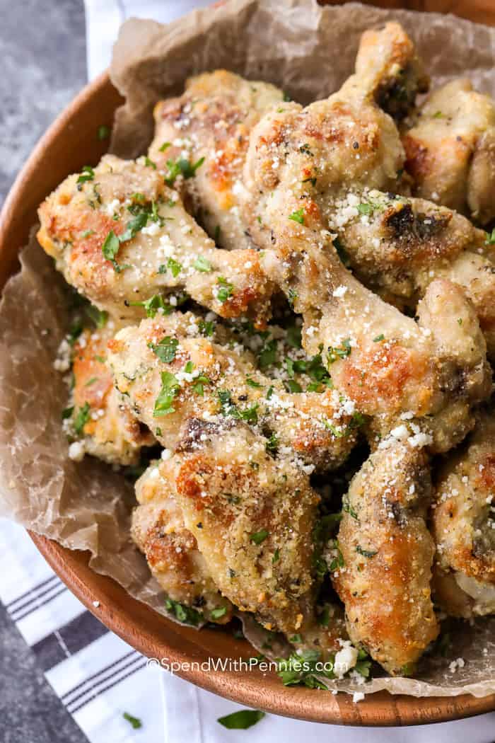 Alitas de parmesano y ajo listas para servir