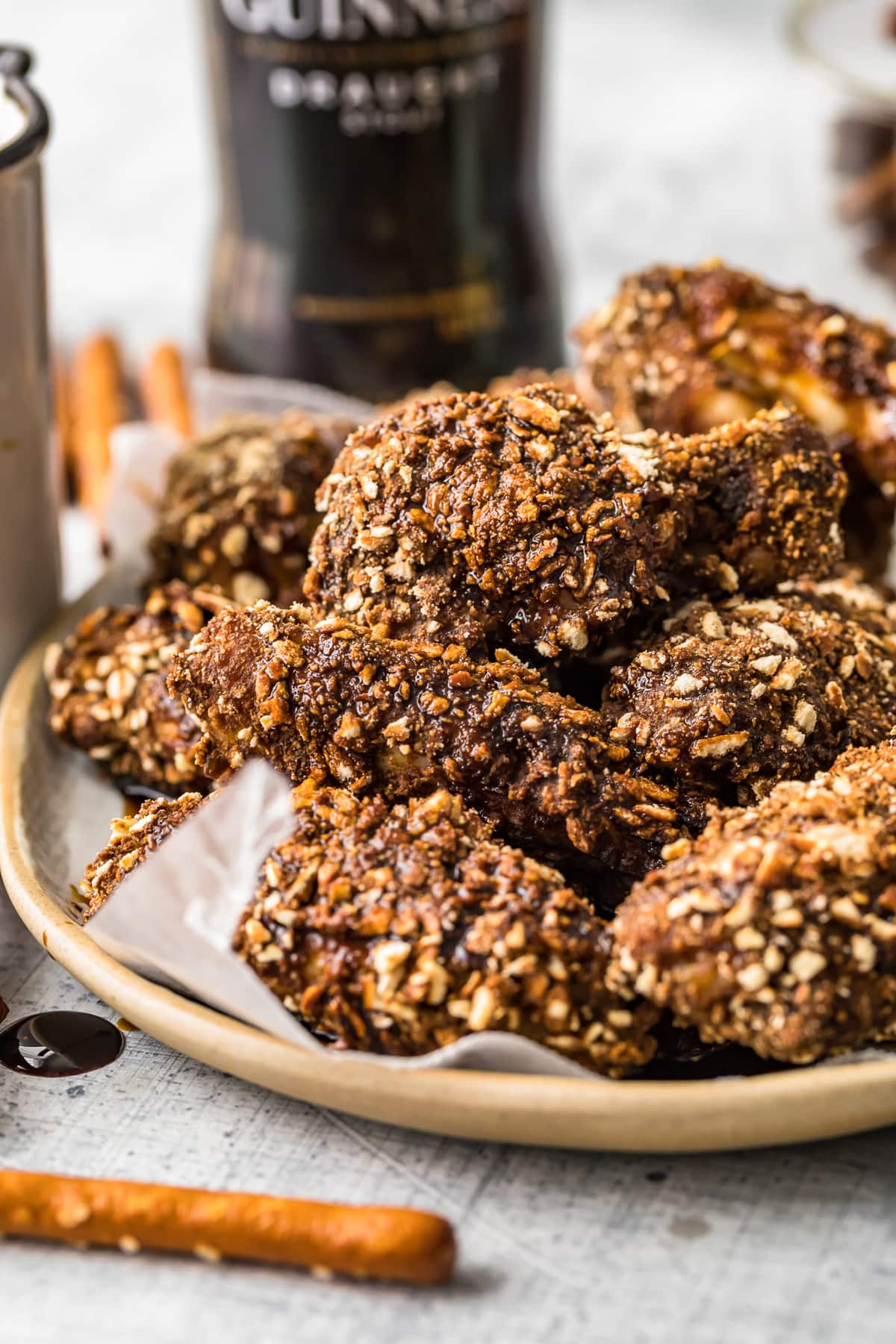 Lote de cerveza y alitas de pollo pretzel