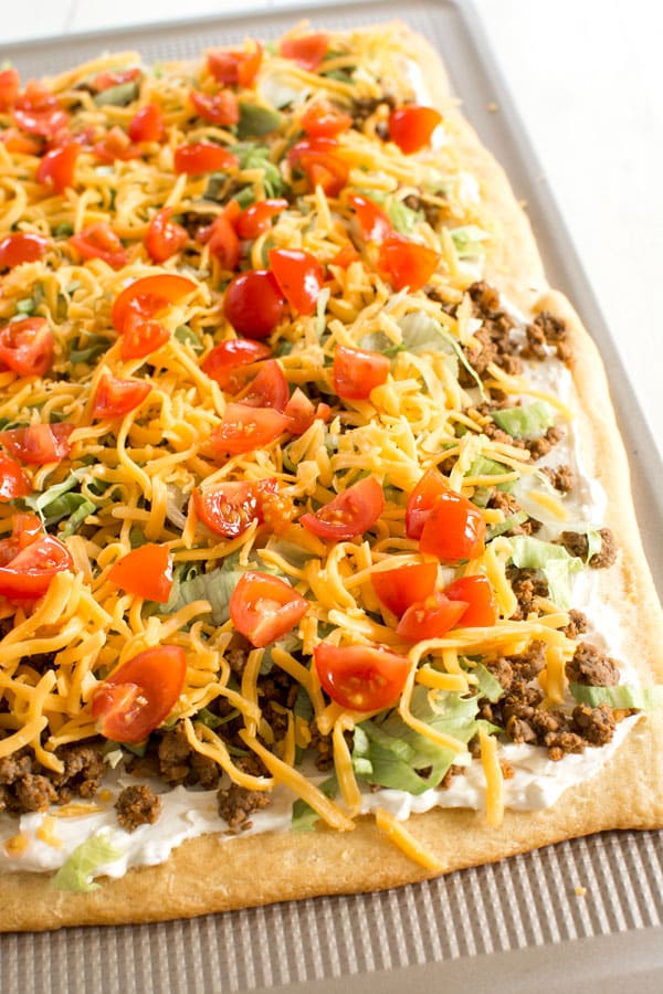 Taco Pizza Aperitivo con una corteza de rollo creciente. &iexcl;La salsa de queso crema es tan sabrosa!