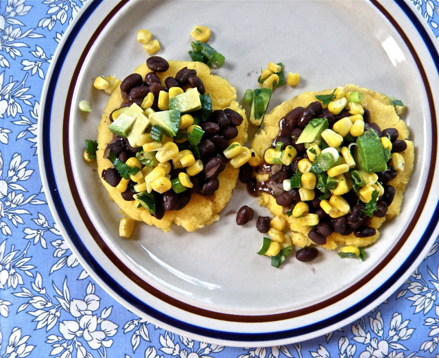 Arepas aux haricots noirs et sauce au maïs et à l'avocat