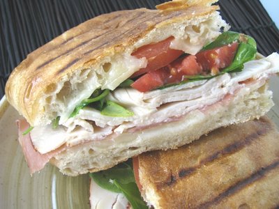 Artichauts de poulet au poulet avec prosciutto et suisse