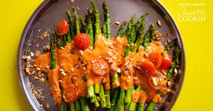 Espárragos Asados ​​con Salsa Ahumada de Romesco