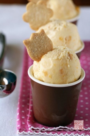 Adiós verano, hola otoño: helado de melocotón con azúcar y galletas de azúcar de avellana