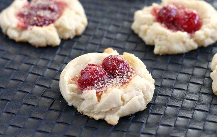 &iexcl;Las galletas de tarta de queso con cerezas tienen queso crema y pud&iacute;n de tarta de queso, est&aacute;n cubiertas con un poco de relleno de tarta de cerezas y luego espolvoreadas con migas de galletas Graham!