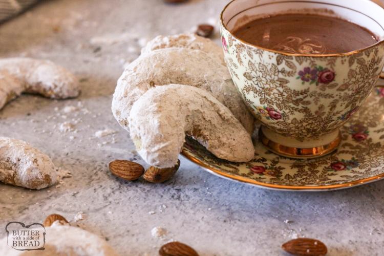 GALLETAS CRESCENTES DE ALMENDRA - Mantequilla con un lado del pan