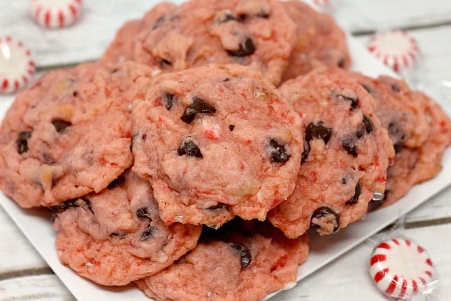 Las galletas de pud&iacute;n de chispas de chocolate con menta est&aacute;n hechas con bastones de caramelo triturados, mezcla de pud&iacute;n, extracto de menta y chispas de chocolate, &iexcl;perfectas para las vacaciones!