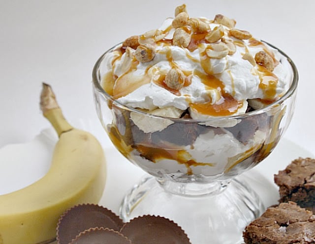 : mantequilla de man&iacute; Brownie Trifle con pl&aacute;tanos y caramelo