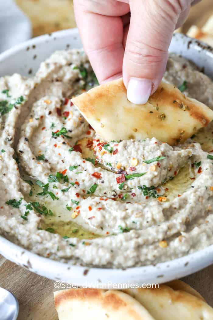 Baba Ganoush se sumerge con una cu&ntilde;a de pan de pita.