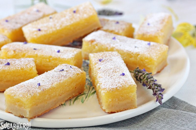 Barras de lim&oacute;n lavanda - barras rectangulares dispuestas en un plato