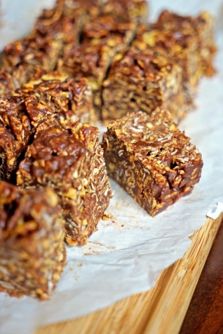 Barritas crujientes de mantequilla de manĂ y chocolate sin hornea
