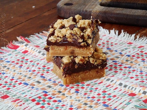 Barras de chocolate con capas de mantequilla de man&iacute; en AmandasCookin.com @amandaformaro