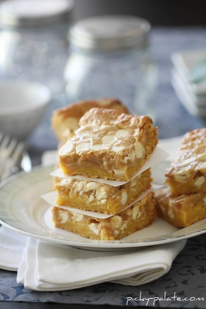Barres de gâteau au chocolat blanc et au chocolat