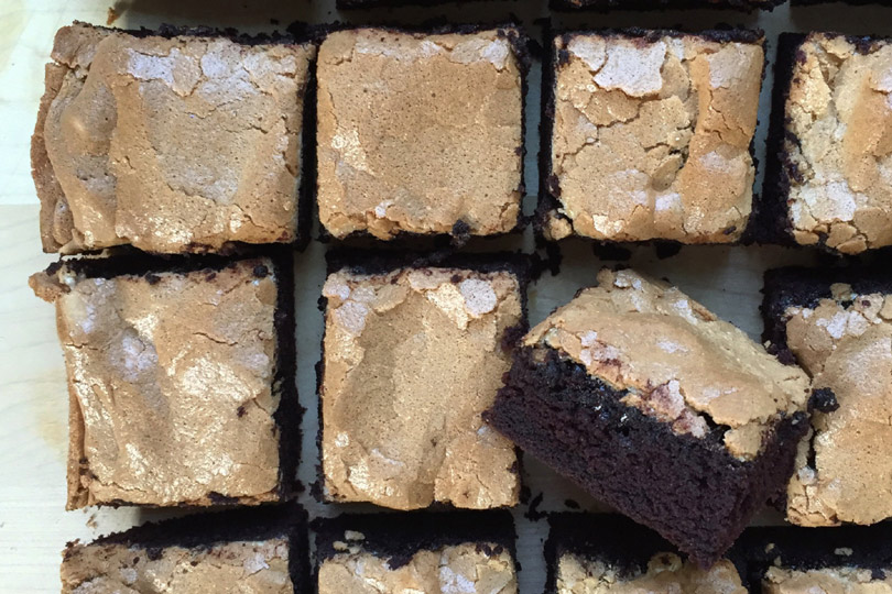 Barras de pastel de chocolate sin gluten con merengue de azúcar moreno