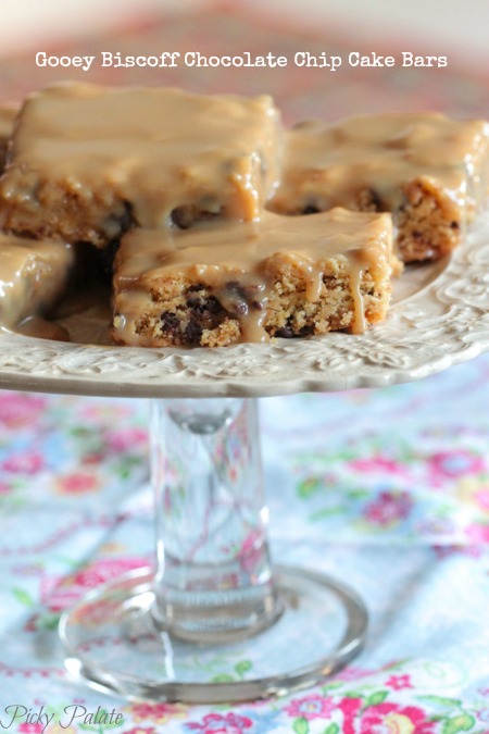 Gooey Biscoff Chocolate Chip Cake Bars de