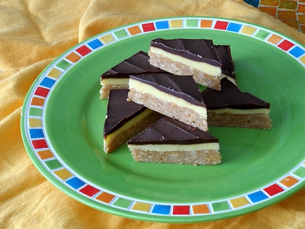 Barras de pud&iacute;n de mantequilla de man&iacute; sin hornear en AmandasCookin.com @amandaformaro