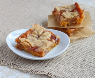 Barras de pastel de durazno borracho