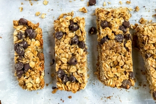 Barras de granola saludables con mantequilla de maní y chips de chocolat