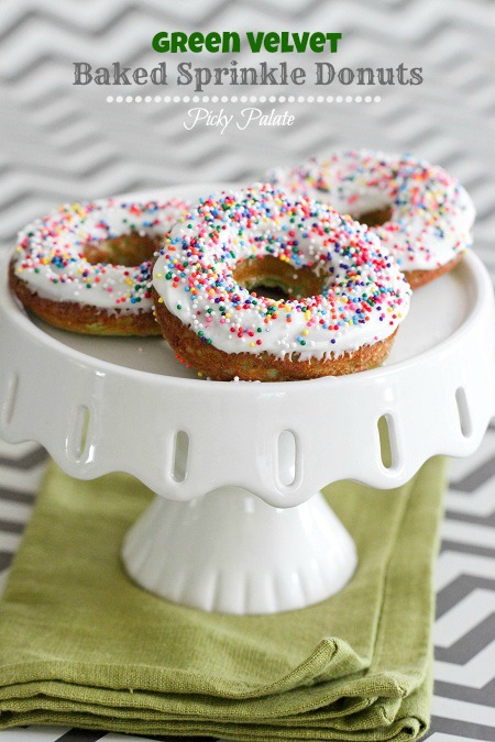 Donuts al horno de terciopelo verde espolvoreado por www.picky-palate.com