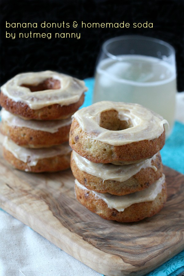 Rosquillas de pl&aacute;tano y gaseosa casera de jengibre por Nutmeg Nanny