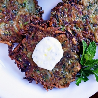 Buñuelos de zucchini con yogur de limón y ajo