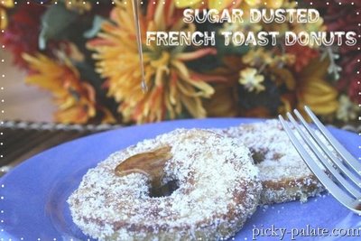Beignets de pain grillé saupoudrés de sucre avec du sirop de beurre d'arachide