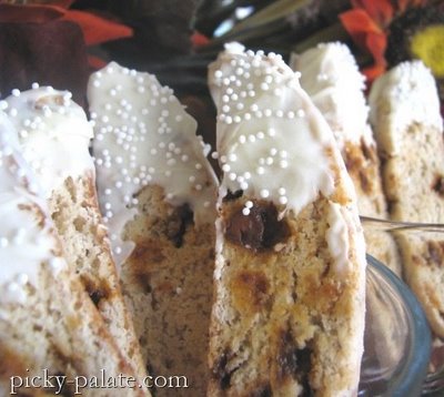 Biscotti de pain blanc et pain aux bananes trempé dans du chocolat blanc