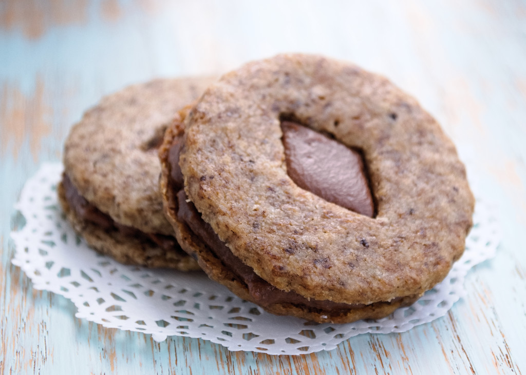 Biscuits au moka au cappuccino: biscuits au beurre expresso avec ganache au chocolat au lait