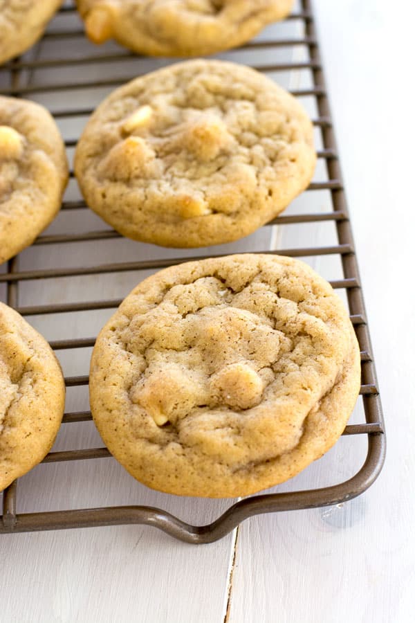 Galletas de chispas de chocolate con canela suaves y masticables con chocolate blanco. &iexcl;Pru&eacute;balos con chocolate negro tambi&eacute;n!
