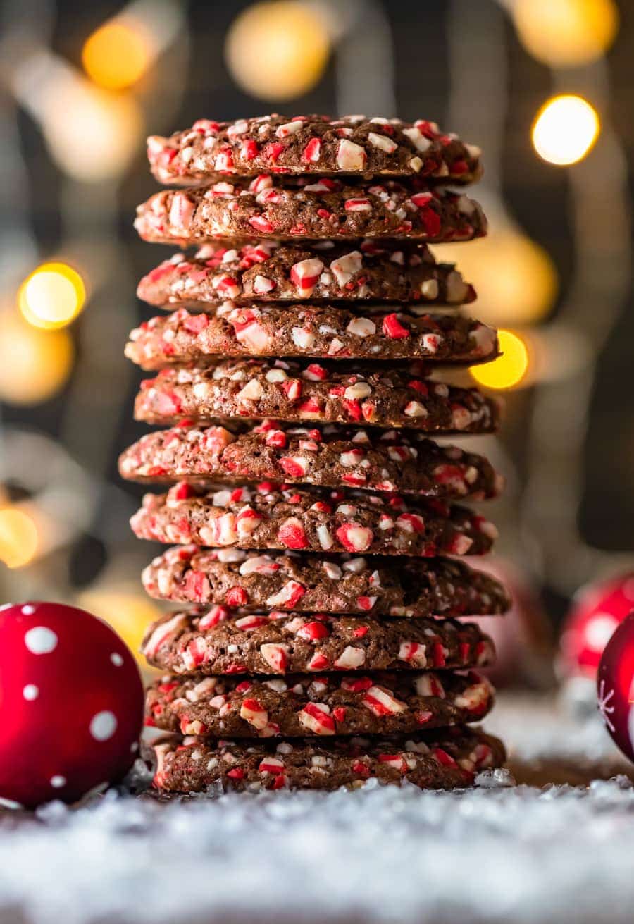 una pila de galletas de menta y chocolate