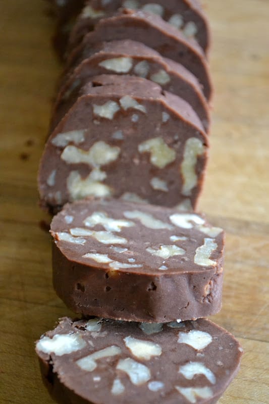 Rebanadas de masa de galletas de mantequilla de nuez y chocolate antes de hornear.