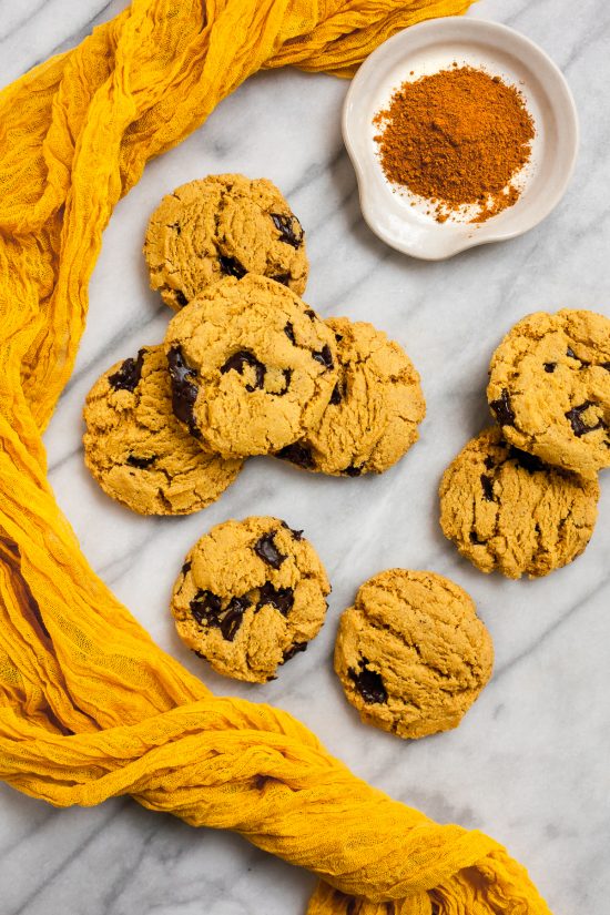 Galletas de chispas de chocolate cúrcuma mantequilla marrón
