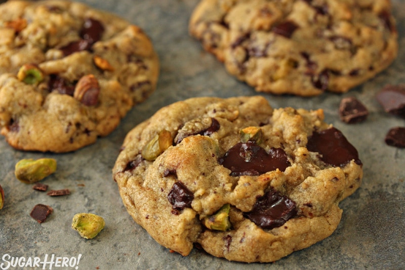 Galletas de chocolate con trozos de pistacho: una foto directa de las galletas que se muestran con pistachos a un lado. El