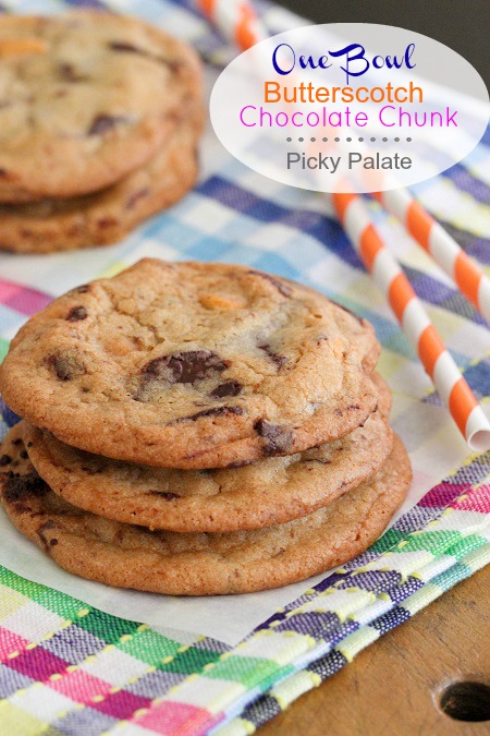 Biscuits aux pépites de chocolat et de caramel dans un bol