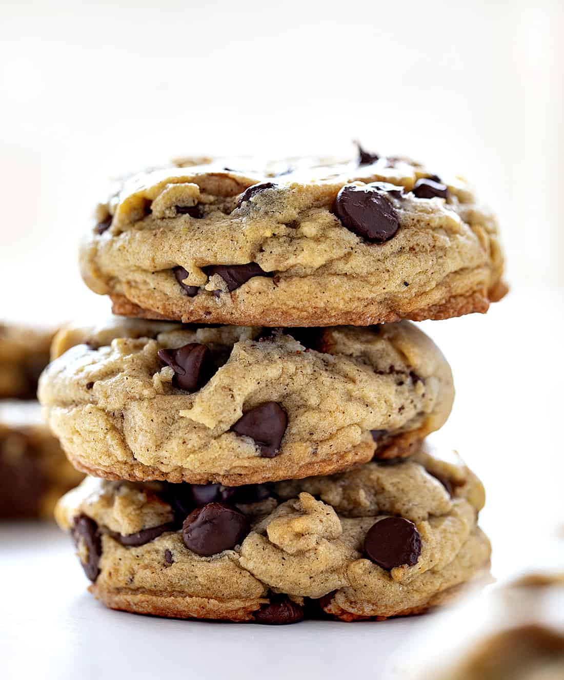 Pila de galletas de chispas de chocolate con especias de calabaza