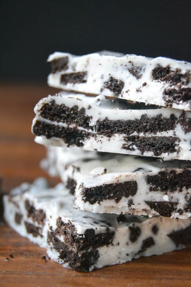 una pila de galletas y corteza de crema