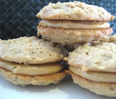 Biscuits sandwich au beurre d'arachide avec crème au beurre de mélasse d'arachide