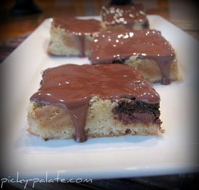 Blondies au chocolat et centres de biscuits au beurre d'arachide